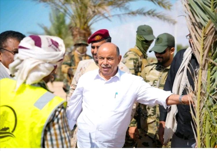 محافظ حضرموت يدشن مشروع إعادة تأهيل شارع مطار الريان