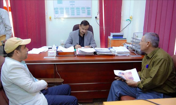 المحافظ بن الوزير يوجّه بتحديث دراسة مشروع الصرف الصحي لمدينة عتق وتعزيز التنسيق المؤسسي.