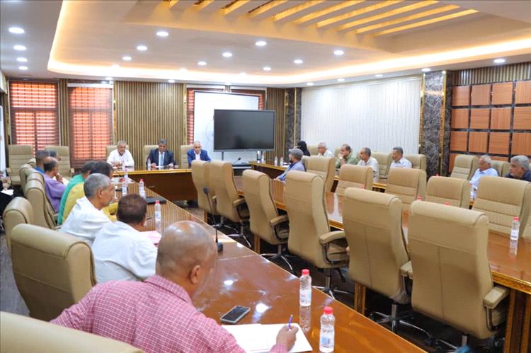 الشاذلي يترأس اجتماعًا موسعًا لتعزيز الرقابة على الأسواق وتوحيد إجراءات ضبط الأسعار بعدن