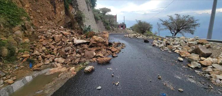 تعز.إنهيارات صخرية تضرب طريق جبل صبر فيها بعد أمطار غزيرة وتحذيرات من مخاطر .