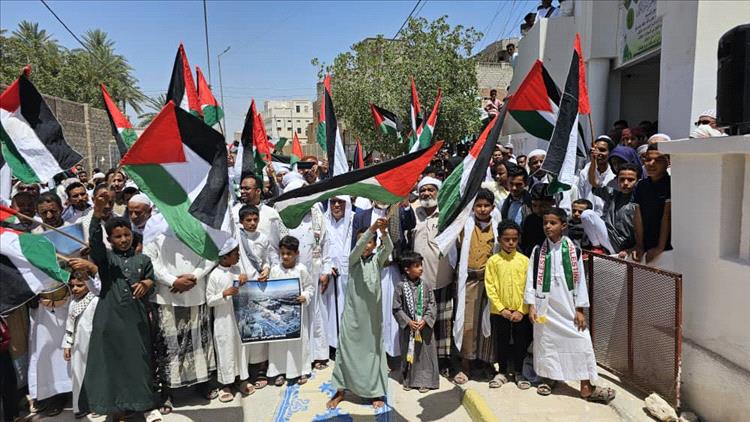 أبناء سيئون ينظمون وقفة تضامنية نصرةً للأقصى والأسرى