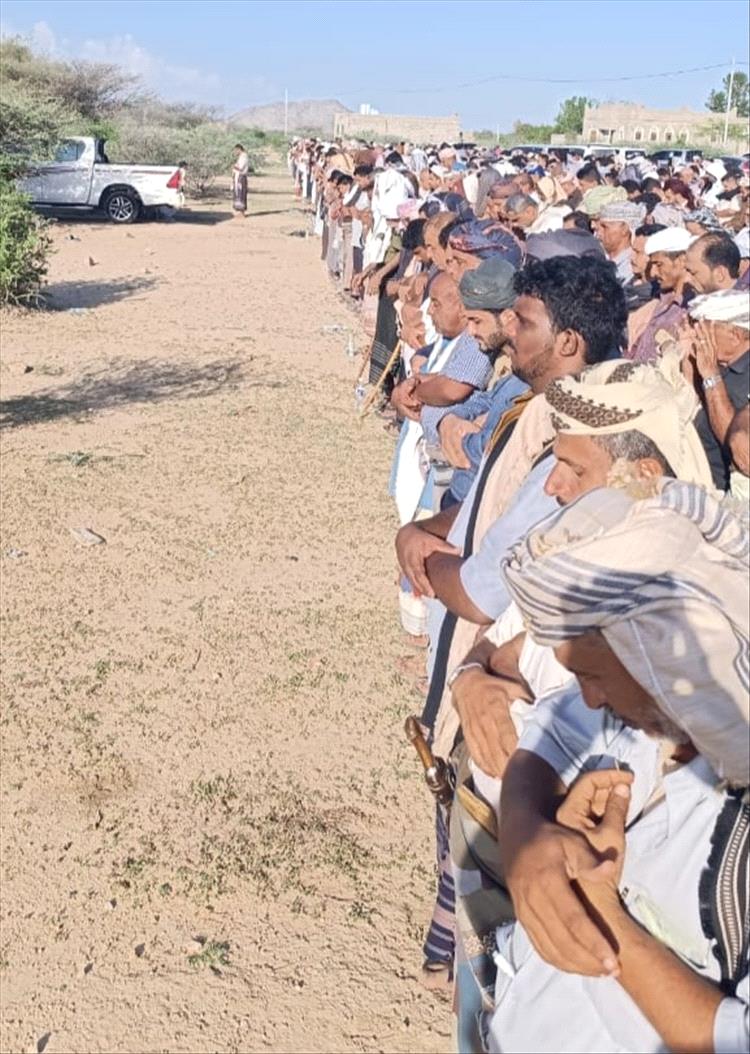 تشييع كبير وجنازة حاشدة لوالدة العميد سامي السعيدي في منطقة مكرارة بدثينة أبين