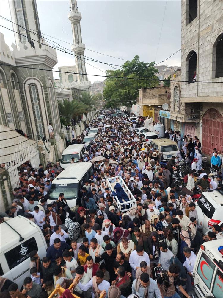 رحلة بحث مؤلمة انتهت بالفاجعة.. تشييع مهيب للطفل أيلول السامعي في تعز