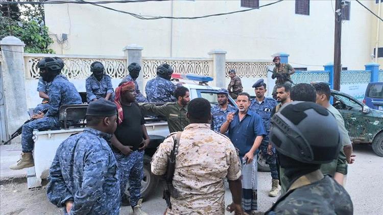 الأجهزة الأمنية والعسكرية تُنفّذ حملة للقبض على مطلوبين للجهات القضائية في المكلا