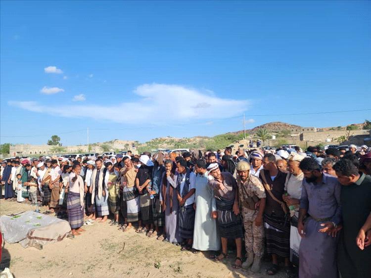 بحضور قيادات وشخصيات رفيعة المستوى.. تشييع جثمان والدة العميد السعيدي بأبين