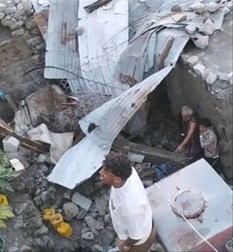 تعز.انهيارات صخرية تصيب امرأة وتهدد حياة عشرات الأسر قرب قلعة القاهرة فيها.