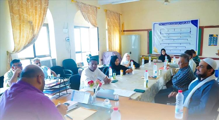 مدير تربية صيرة يناقش مع مؤسسة الهجرة سبل تحسين العملية التعليمية