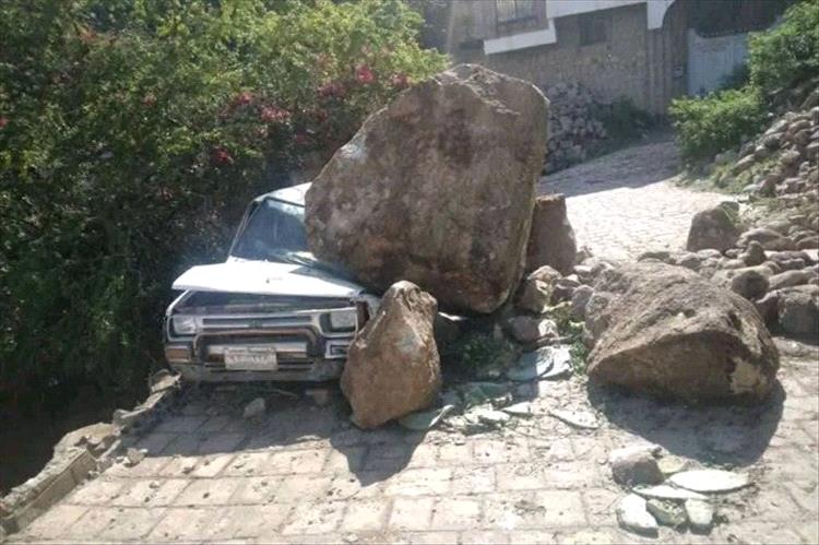 أمطار تعز الغزيرة تتسبب بانهيارات صخرية في حي المجلية وتضرر ممتلكات مدنية