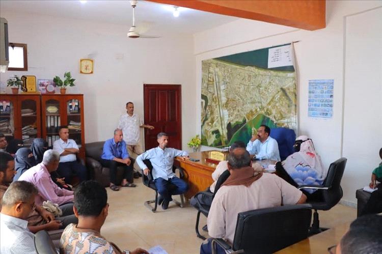 اجتماع في خور مكسر لبحث تنظيم الأسواق ومعالجة العشوائيات وتحسين الإنارة