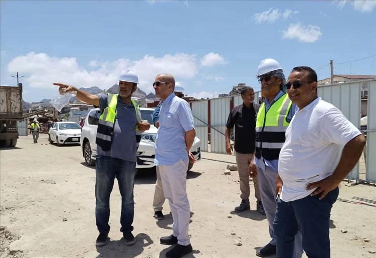 أمزربة يتفقد سير العمل في مشروع ورشة الصيانة البحرية الجديدة بموانئ عدن