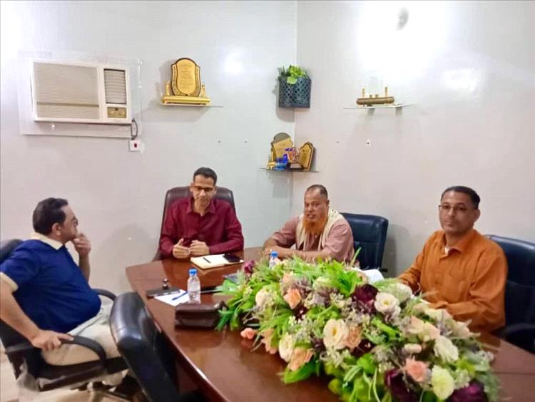 مدير الشؤون الاجتماعية يؤكد حقوق عمال المقاولين الحضارم واستمرار العمل