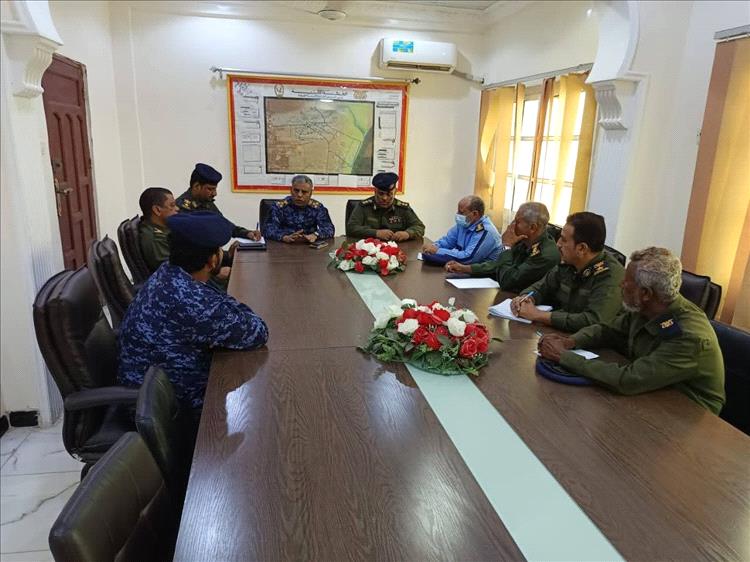 العميد صمودة يترأس اجتماعاً لقيادات الوحدات والإدارات الأمنية لشرطة المهرة