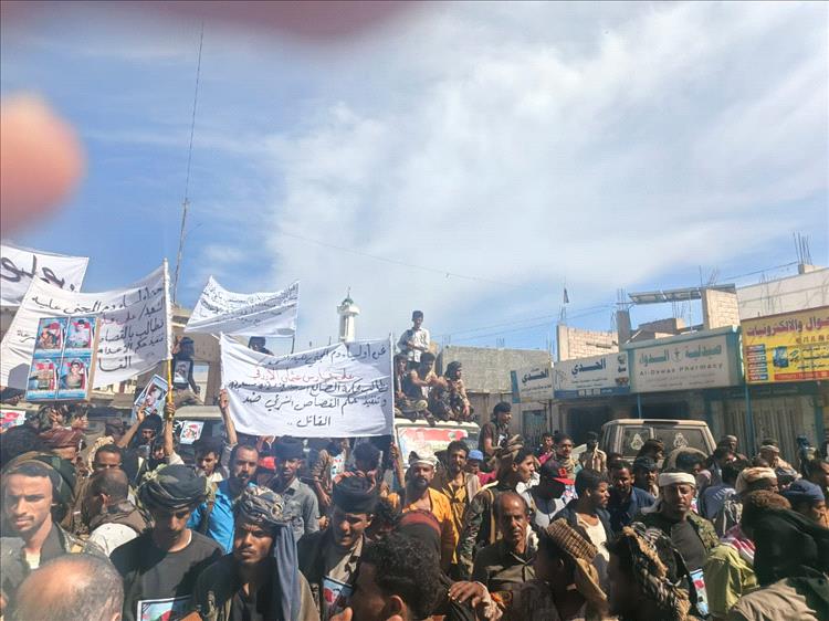 الأزارق تحتشد أمام محكمة الضالع للمطالبة بالقصاص لدم الشهيد "علي فارس"