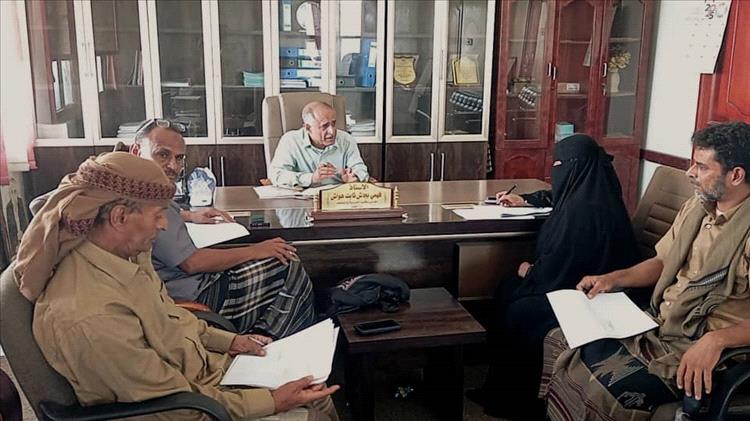 مدير عام مكتب التربية والتعليم بلحج يناقش الأداء الإداري و الرقابي