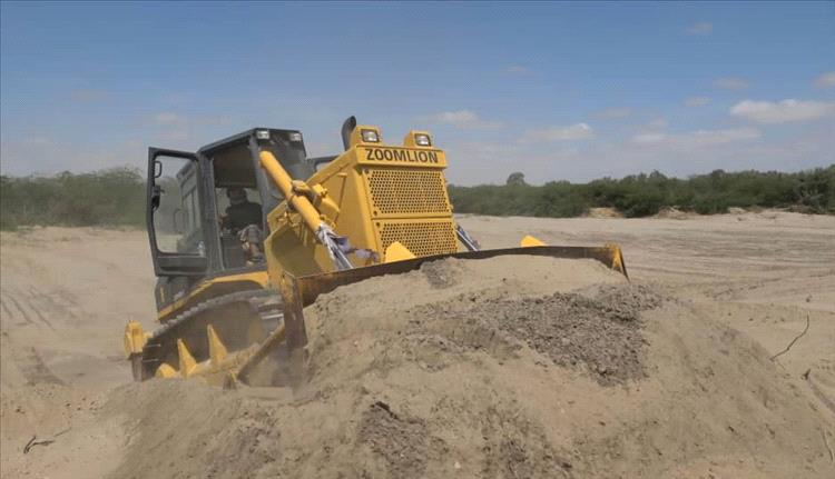 استمرار أعمال إعادة تأهيل عقمة السادة وسحيفة الماس وتصفية مجرى وادي أمهارية بدلتا أبين