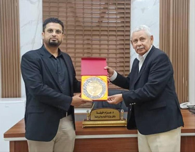 نجل الفقيد الكابتن حسين صالح يهدي الدكتور عزام خليفة درع الوفاء