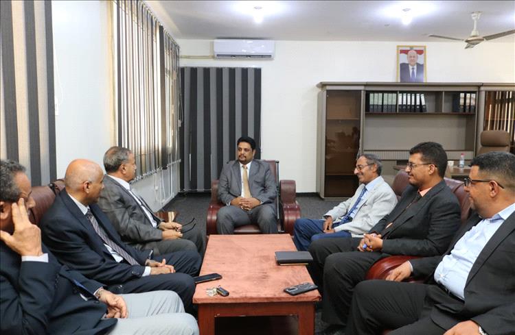 وزير التعليم الفني يناقش أهمية تعزيز التعاون بين التعليم الفني وجامعة عدن لتطوير العملية التعليمية