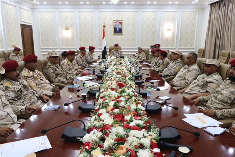 وزير الدفاع يعقد اجتماعاً بهيئتي العمليات الحربية والعمليات المشتركة