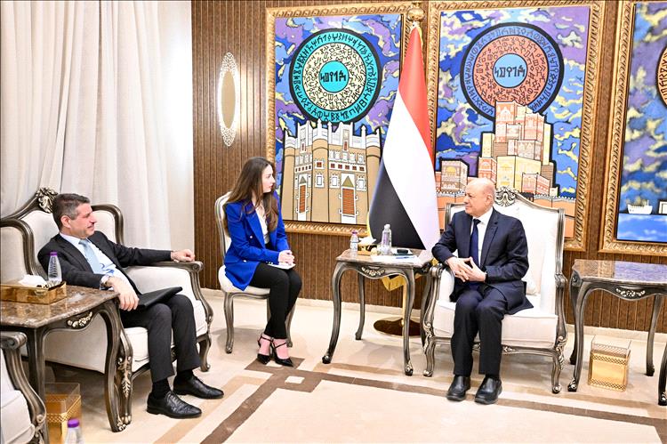 رئيس مجلس القيادة يؤكد اهمية البناء على ردع النظام الإيراني لإنهاء تهديد مليشياته في المنطقة