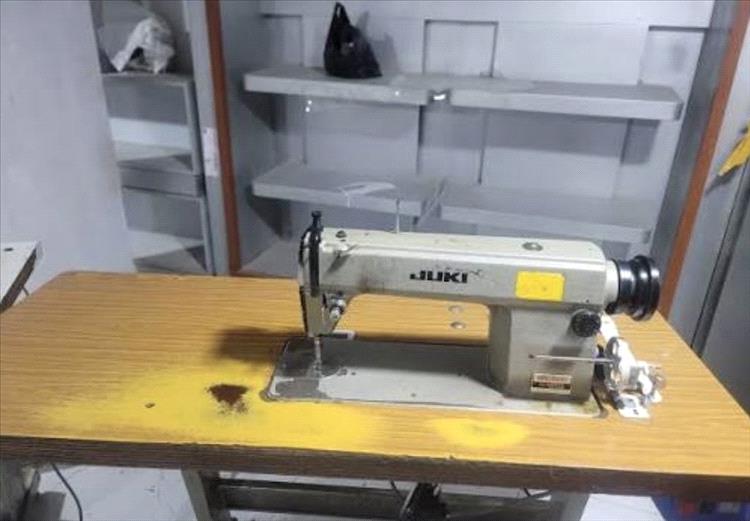 صنعاء.. مليشيا الحوثي تبتز قطاع الخياطة وتجبرهم على إنتاج "أعلام إيرانية" بتمويل ذاتي