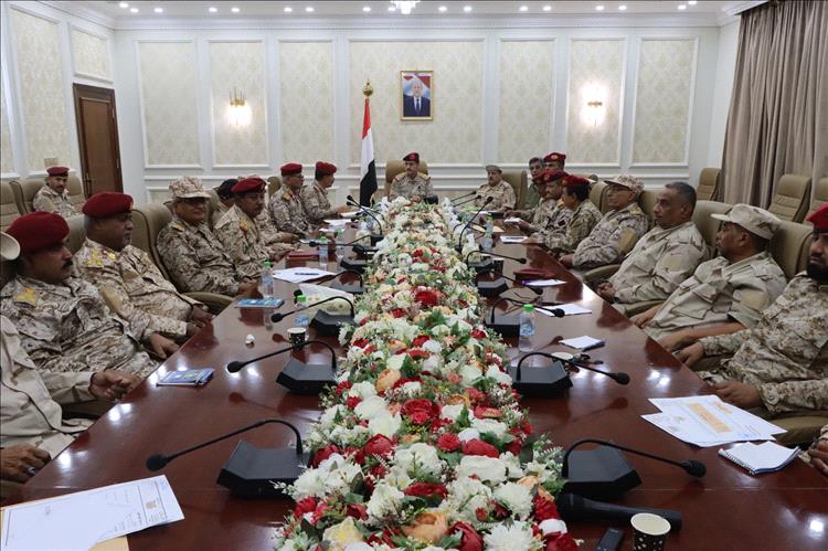 تحركات عسكرية لافتة في عدن.. ماذا دار في اجتماع وزير الدفاع مع قيادات العمليات؟