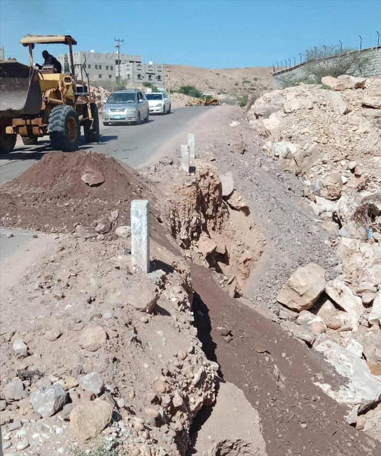أعمال طارئة لإصلاح طريق عتق النقبة لماطر  في شبوة عقب أضرار السيول