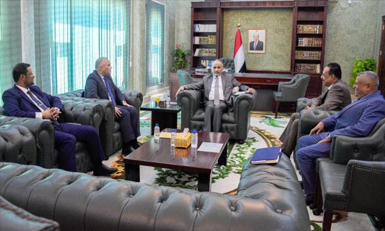 عضو مجلس القيادة الصبيحي يطلع على سير العملية التعليمية ومستوى الأعمال في مشاريع الطرقات