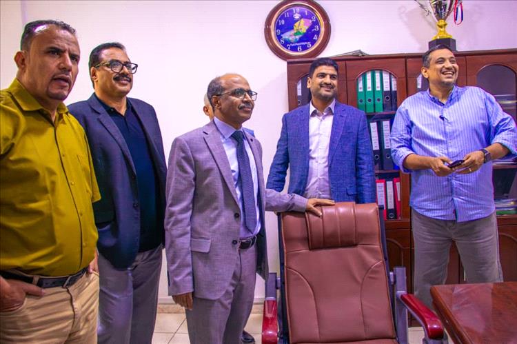 وزير النفط والمعادن يطلع على سير العمل في شركة النفط اليمنية