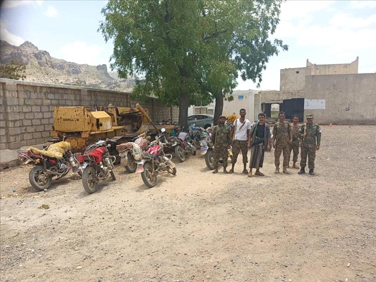 لحج.. الأحهزة الأمنية بالمسيمير تنفذ حملة واسعة لضبط الدراجات النارية المخالفة في سوق مركز المديرية