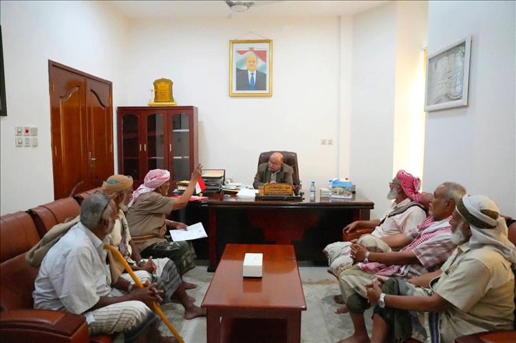 عضو مجلس القيادة محافظ حضرموت يلتقي وفداً من أبناء لبنة بارشيد والحسير ويطّلع على أبرز احتياجاتهم الخدمية