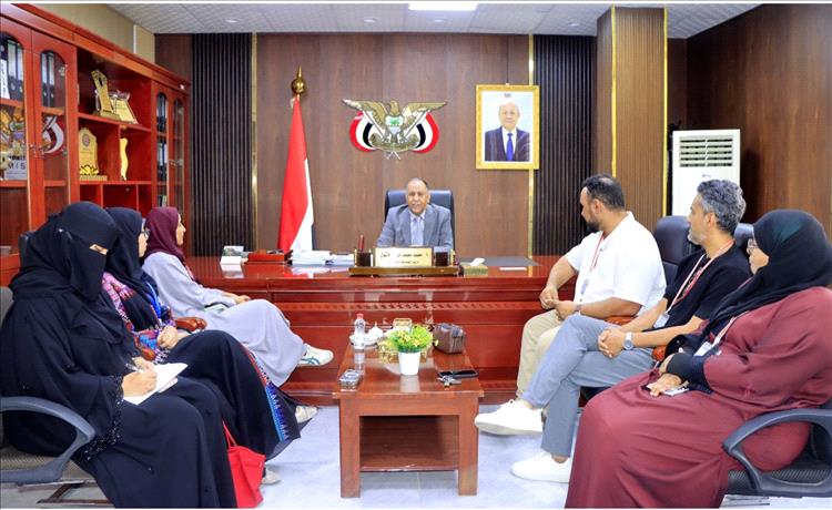 وزير الصناعة والتجارة يبحث مع فريق TEDxAdenYouth آفاق الشراكة لدعم ريادة الأعمال والابتكار