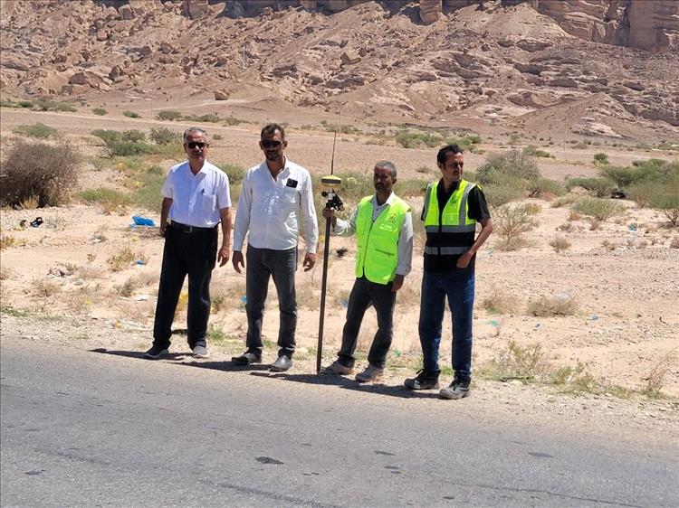 بدء أعمال الرفع المساحي لمشروع توسعة طريق عتق – خمر