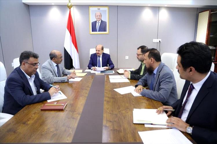 رئيس الوزراء يوجّه بحلول غير تقليدية لمعالجة أزمات الخدمات وتخفيف معاناة المواطنين