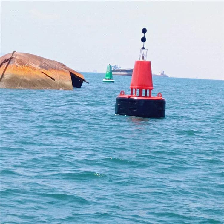 تصنيع عوامة تحذيرية لحماية السفن المارة من الاجسام الغارقة