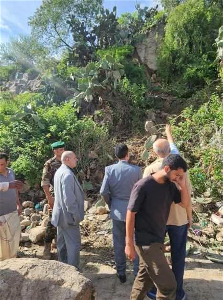 وكيل أول محافظة تعز يتفقد أضرار السيول في منطقة المجلية بمديرية القاهرة