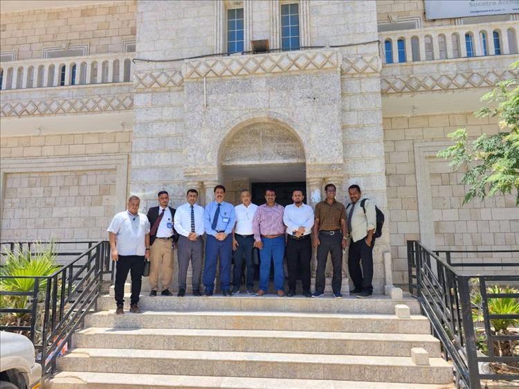 فريق هيئة الأدوية يلتقي وكيل أول سقطرى ويبحث تحديات القطاع الدوائي ويعزز التوعية بالسلامة الدوائية.