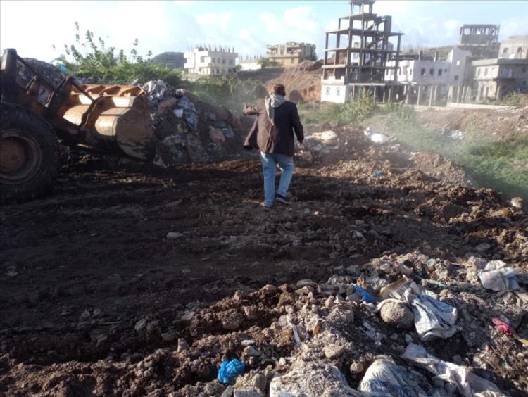 تعز.. مديرية التعزية تشهد أعمالاً متواصلة لإزالة مخلفات السيول وتحسين الطرق