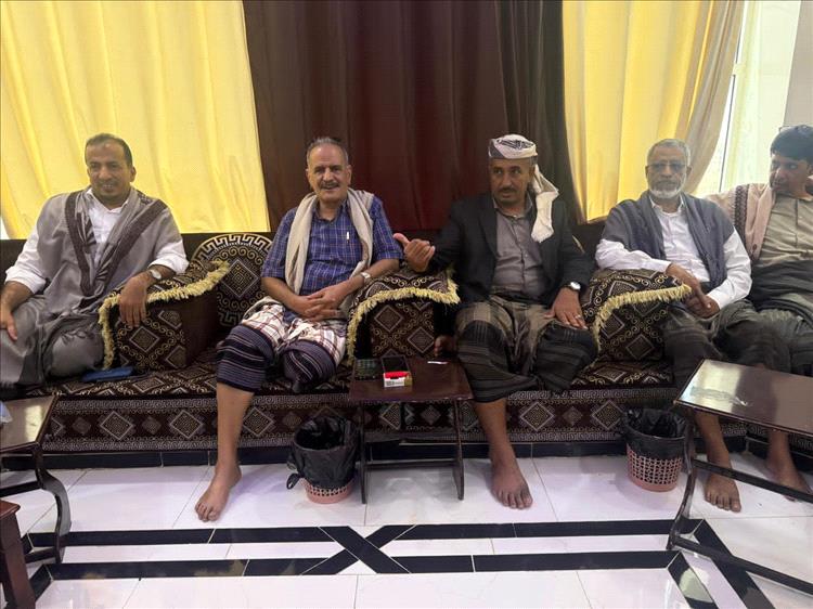 مجلس شبوة الوطني يعقد لقاءً تشاورياً للوقوف على منع افتتاح مقره، ويدعو لصياغة رؤية سياسية جامعة