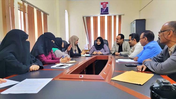 وكيل محافظة تعز تطلع على سير العمل بمكتب الصحة العامة والسكان