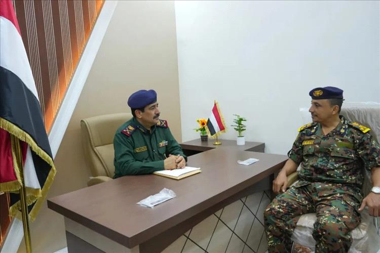 وزير الداخلية يبحث تعزيز الجاهزية الأمنية في الحديدة ويشيد بجهود الأجهزة الأمنية