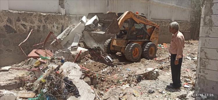 بعد تلقي بلاغ بوجود ثعبان.. صندوق النظافة بعدن ينفذ حملة نظافة لإزالة مخلفات الأشجار بمدرسة جرادة