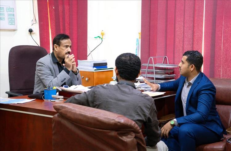 محافظ شبوة يطّلع على مشروع تجهيز قسم فحص جودة المياه والعسل بفرع المختبرات المركزية