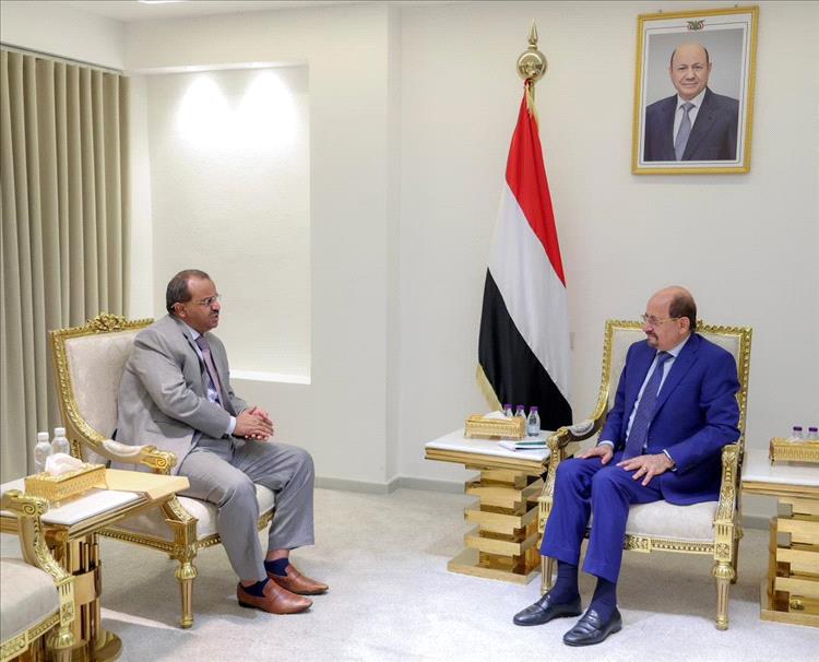 رئيس الوزراء يستعرض مع محافظ البيضاء الأوضاع الخدمية والأمنية في المحافظة