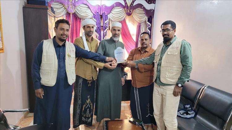 اللجنة المجتمعية ولجنة مياه منطقة القرين تكرّمان مؤسسة وادي دوعن للتنمية بدرع تذكاري