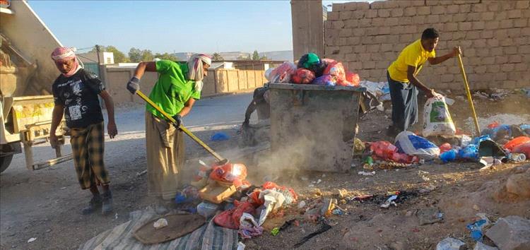 وحدة النظافة و التحسين بمديرية القطن تقوم بجمع  المخلفات من شوراع و أحياء المديرية