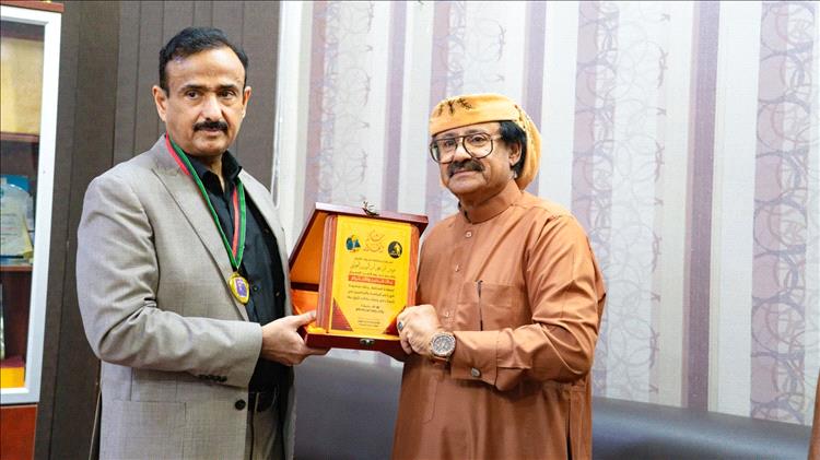 المحافظ بن الوزير يتسلّم درع الوفاء من رياضيي “الزمن الجميل” بمحافظة شبوة