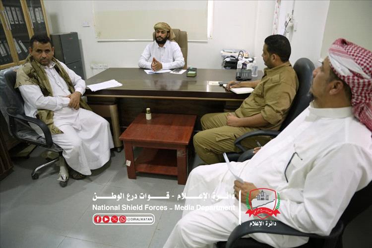 ضمن زياراته الميدانية.. رئيس أركان قوات درع الوطن يتفقد دائرة الإمداد في عدن