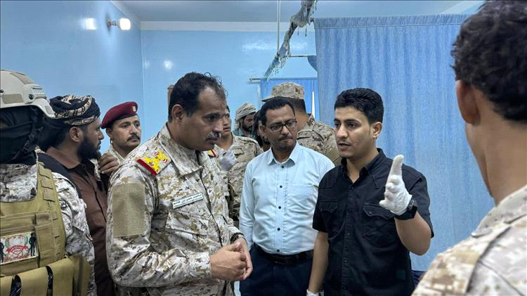 قيادات عسكرية تتفقد جرحى هجوم العبر في مستشفى سيئون