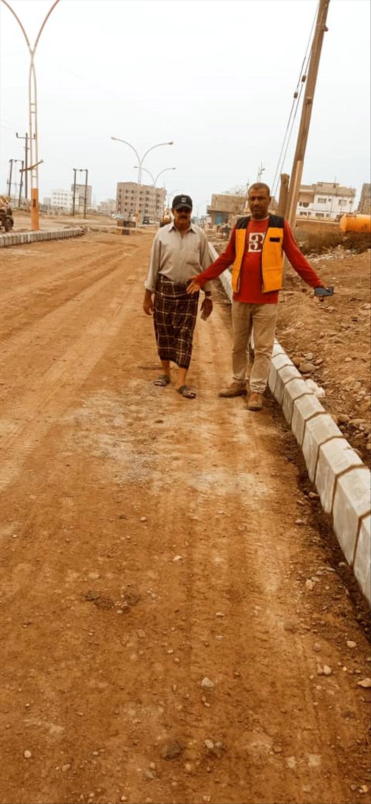 عدن .. أهالي بئر أحمد يطالبون باستكمال سفلتة الخط الرئيسي