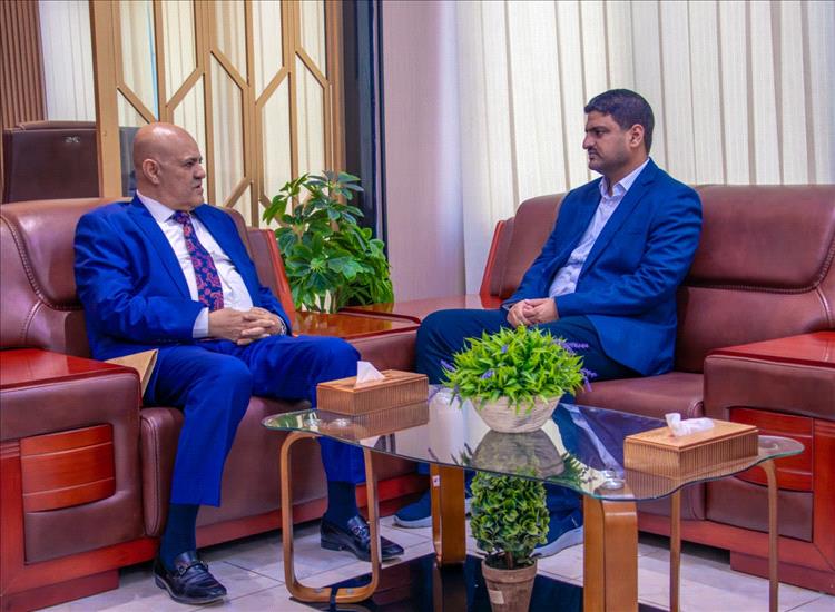محافظ تعز والمدير التنفيذي لشركة النفط اليمنية يناقشان الوضع التمويني بالمحافظة